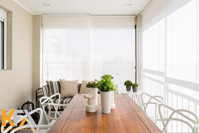 Khu vực ban công tràn ngập ánh sáng thư giãn