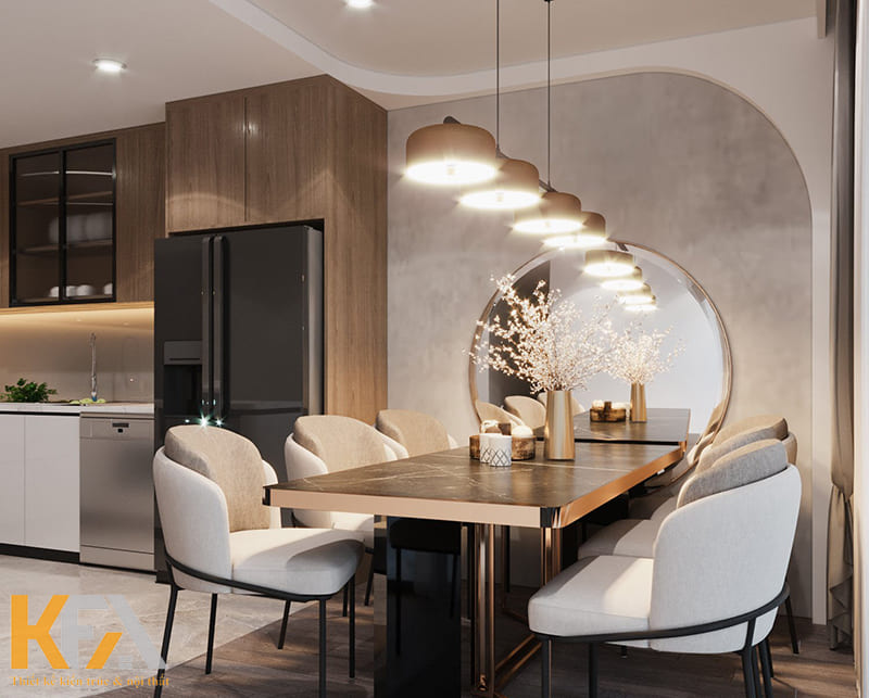 Khu vực bàn ăn sang trọng nhờ chiếc gương lớn và hệ thống đèn thả