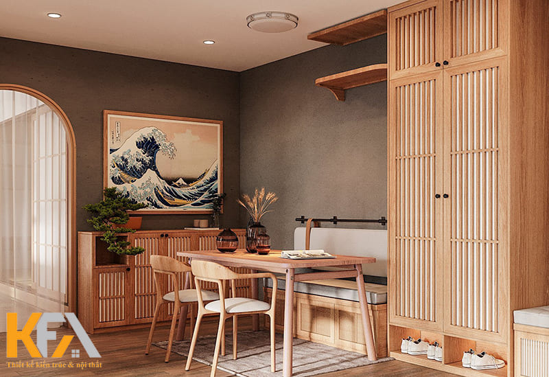 Không gian ăn uống được bố trí đơn giản, bên trên là chiếc bàn thờ treo kịch trần