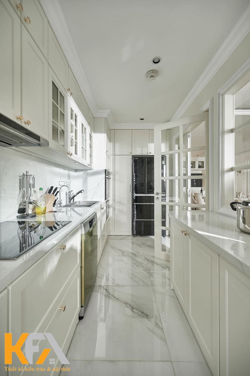 Phòng bếp có phần tách biệt với phòng khách nhờ gam màu trắng tinh khôi