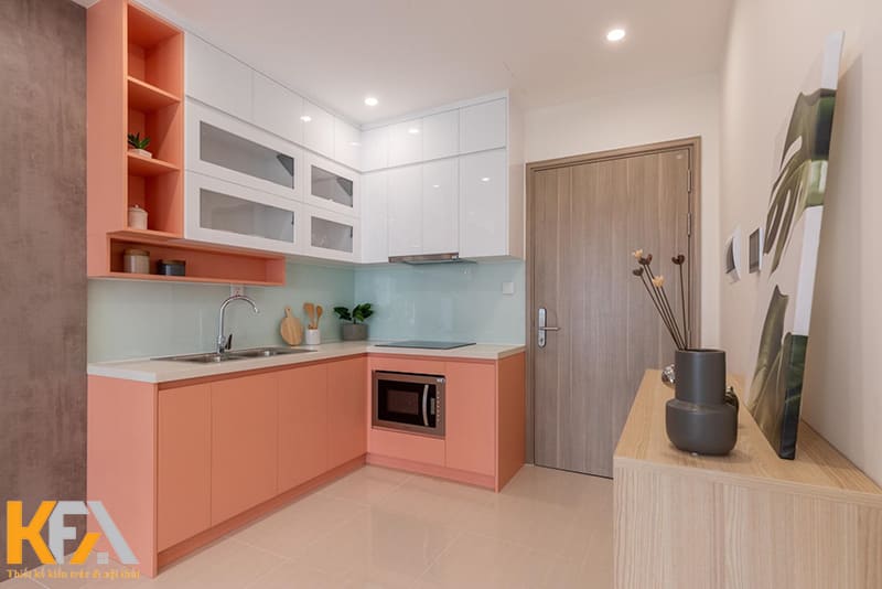 Đối diện tủ bếp là tủ giày đồng thời có tác dụng đặt đồ trang trí