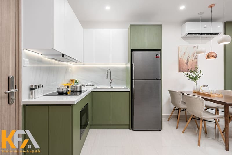 Tủ bếp chữ L kết hợp 2 gam màu trắng và xanh rêu