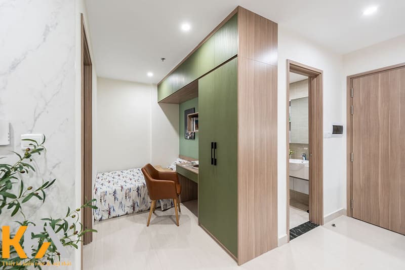 Một chiếc giường nhỏ được đặt cạnh khu vực làm việc 