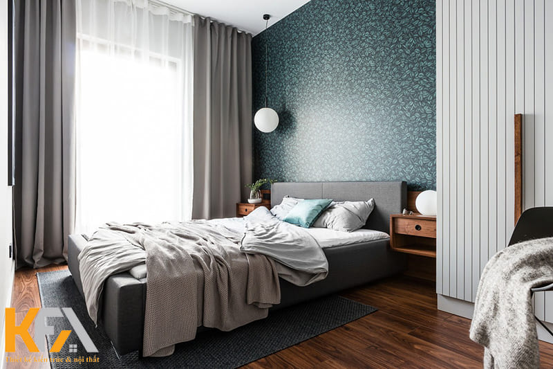 Vách tường đầu giường được gián giấy họa tiết lá xanh đẹp mắt