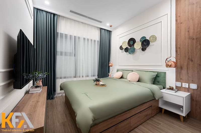Vách tường đầu giường được thiết kế những đường gờ và trang trí đẹp mắt
