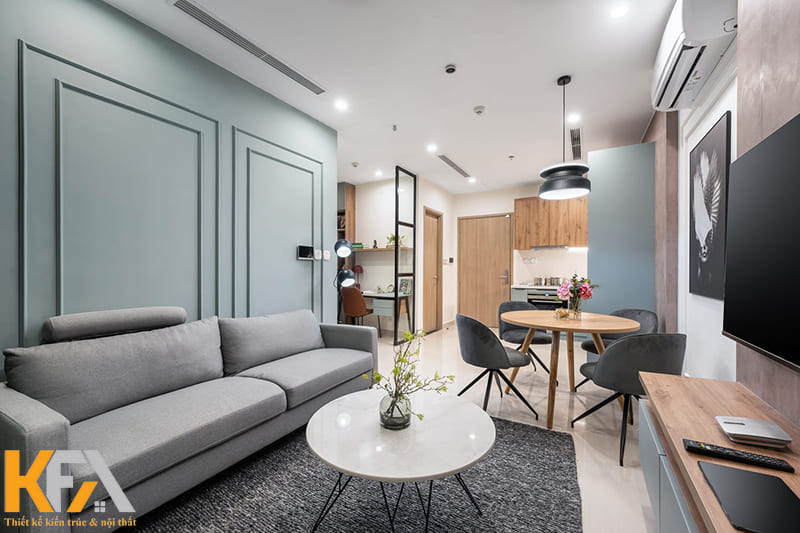 Phòng khách sử dụng một chiếc sofa băng dài và bàn trà tròn
