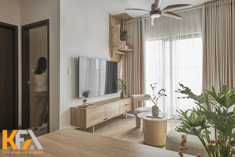 Phòng khách được trang trí bằng nhiều cây xanh để không gian thêm sức sống