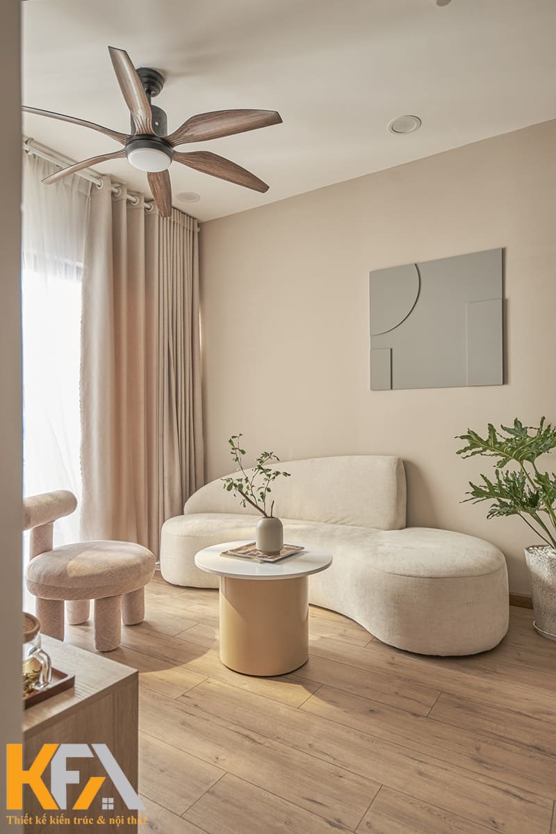 Điểm nhấn của phòng khách là bộ sofa bo cong bọc nỉ cao cấp
