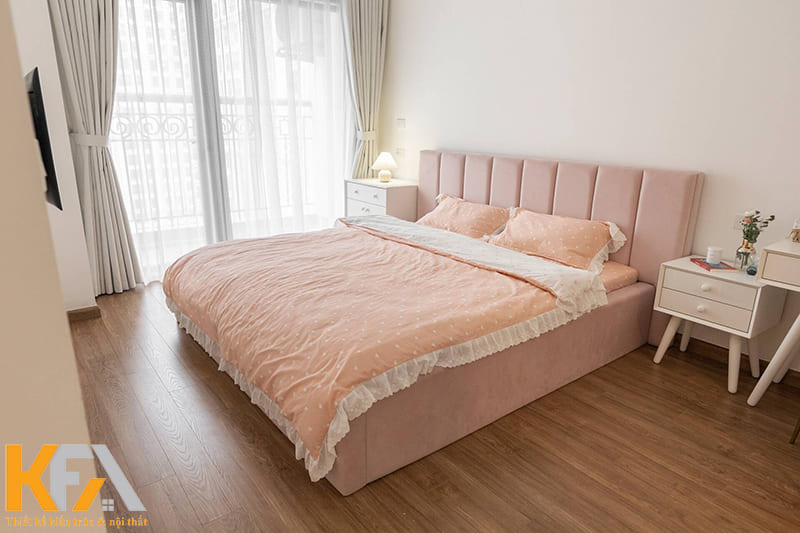 Phòng ngủ được bố trí nội thất đơn giản, loại bỏ tối đa các chi tiết trang trí rườm rà