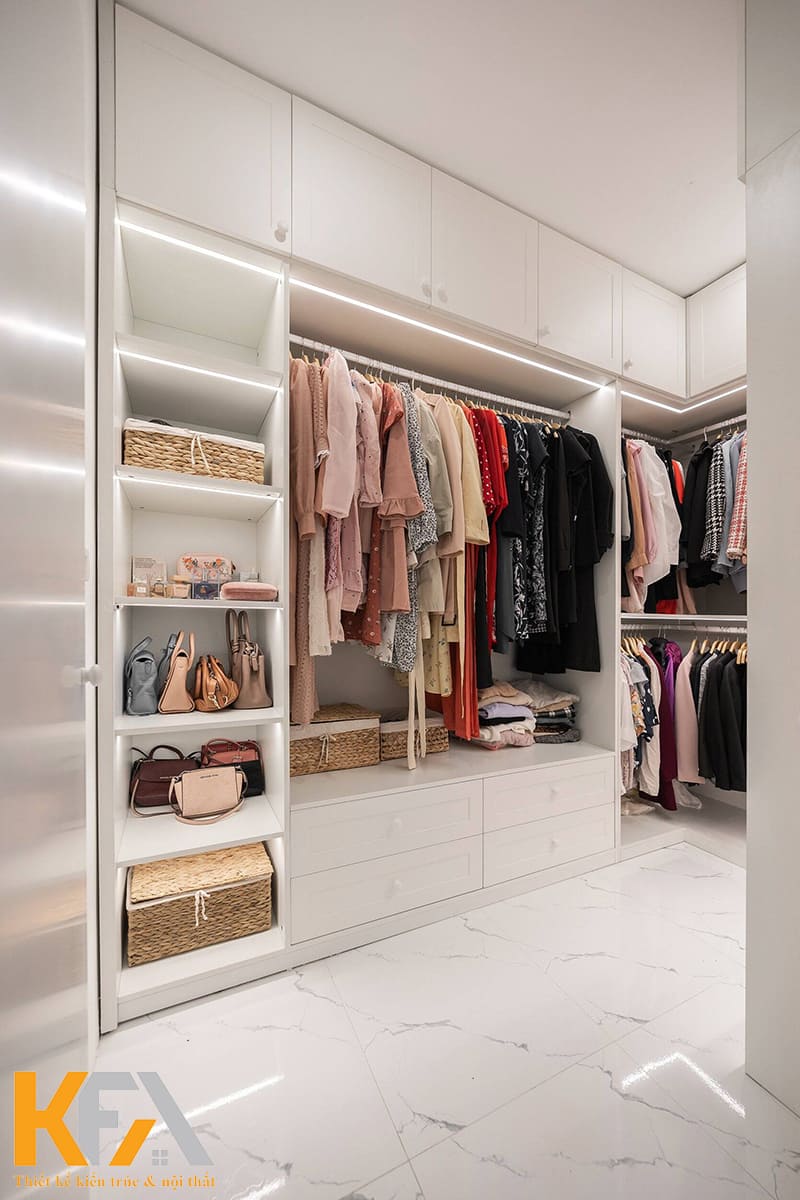 Tủ kịch trần bao gồm rất nhiều ngăn và kệ cho gia chủ có thể trưng bày những bộ cánh yêu thích