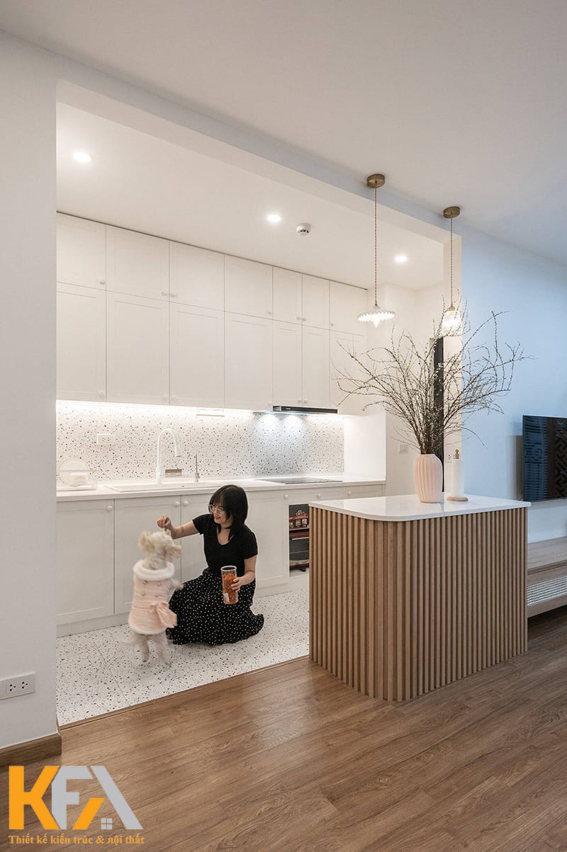 Đảo bếp nhỏ xinh là nơi gia chủ để hoa trang trí
