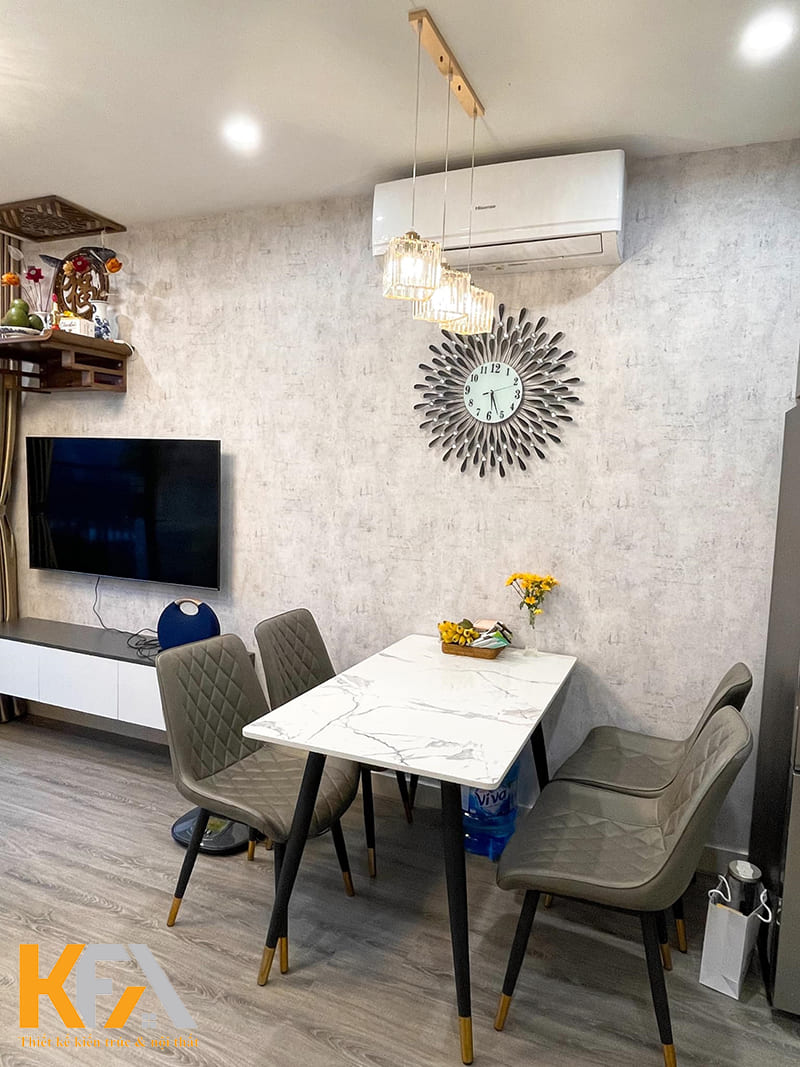 Đồng hồ cách điệu hiện đại cũng là một trong những điểm nhấn của không gian căn nhà