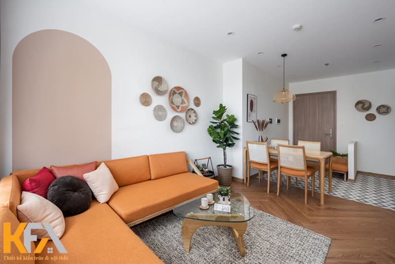 Bộ sofa màu cam chính là điểm nhấn của phòng khách