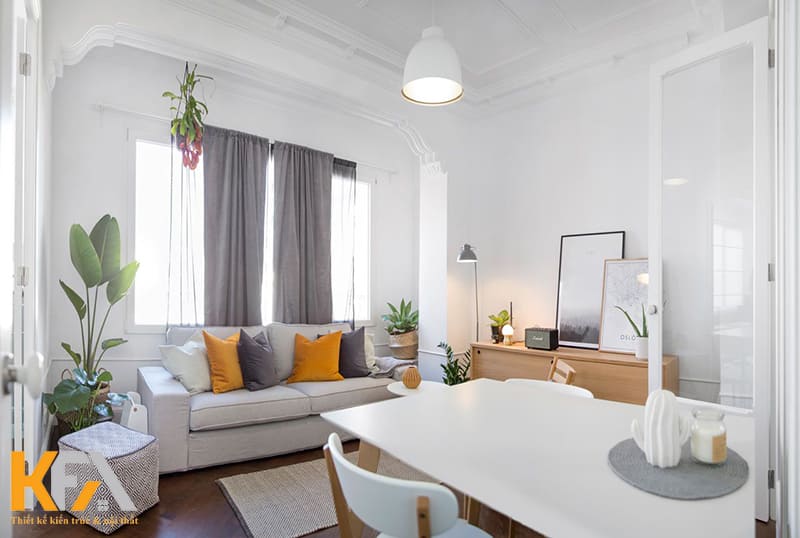 Phòng khách không đơn điệu nhờ được trang trí nhiều loại cây nhỏ xinh