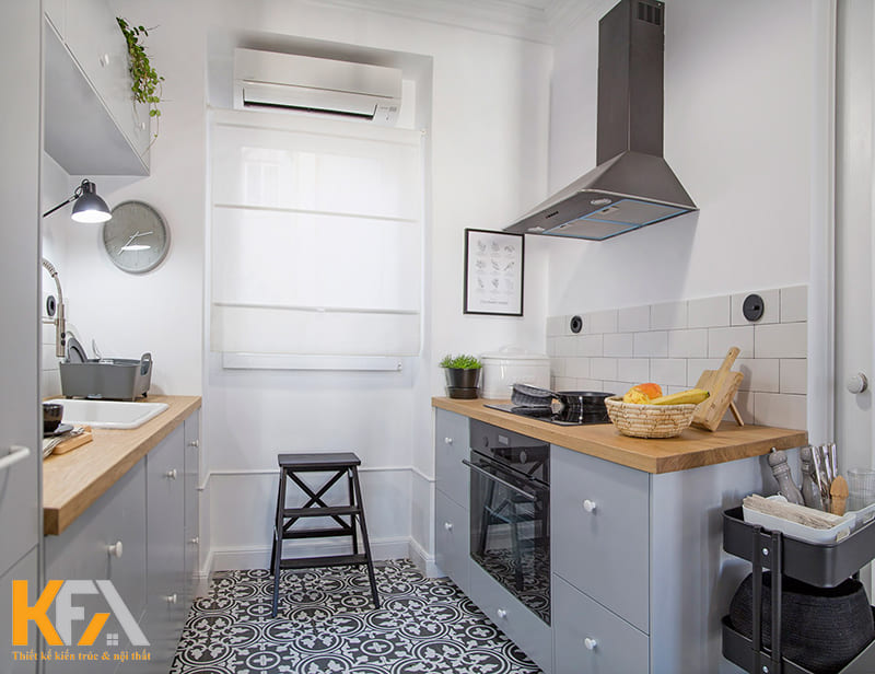 Phòng bếp được bố trí tủ bếp song song và hệ thống hút mùi hữu dụng