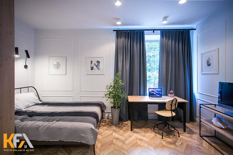 Bàn học được bố trí cạnh cửa sổ rất khoa học và hợp lý