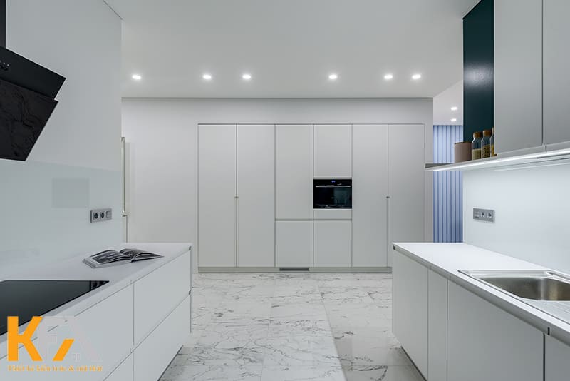 Bố trí tủ bếp song song, chất liệu gỗ công nghiệp phủ Melamine