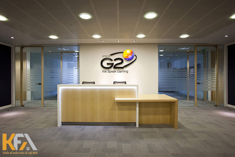 Quầy lễ tân phải làm nổi bật được tên, logo của công ty