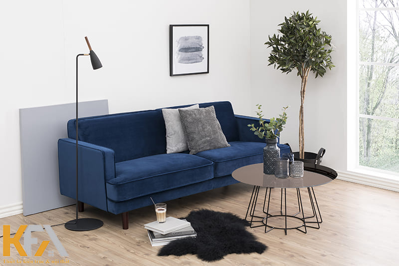 Chiếc sofa băng dài màu xanh đậm là điểm nhấn chính của phòng khách