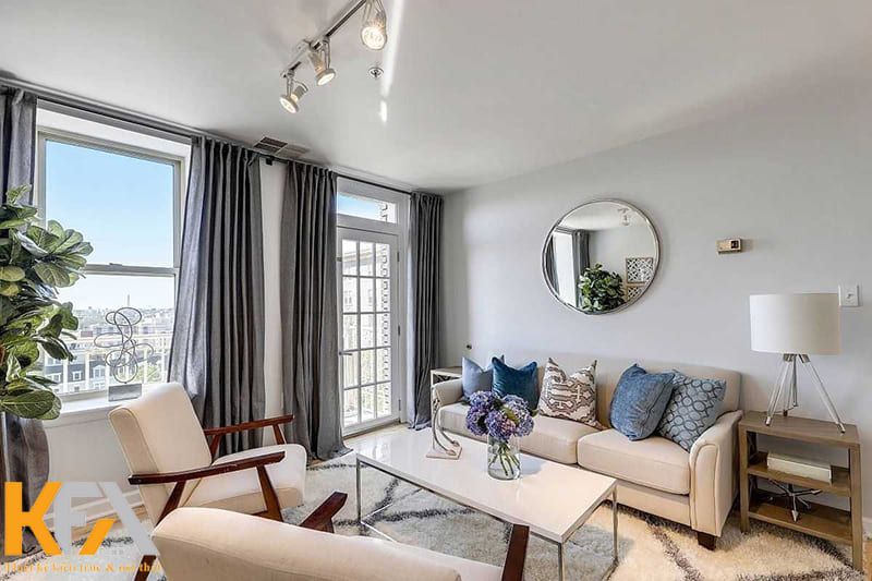 Nhờ có cửa kính lớn mà không gian sáng sủa và thông thoáng hơn rất nhiều