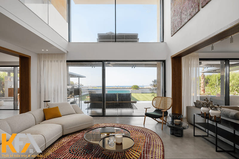 Ngồi trong phòng khách, gia chủ có thể phóng tầm view ra xa thu trọn vẻ đẹp trời phú