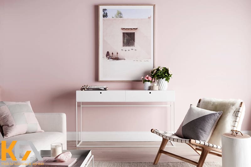 Mẫu phòng khách nhỏ xinh với bức tường lớn màu hồng pastel