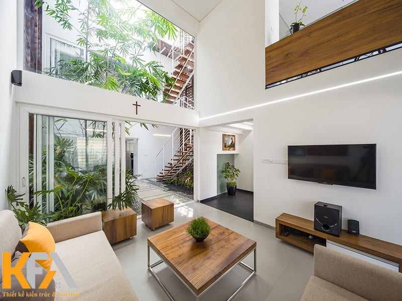 Phòng khách thông thoáng và mát mẻ nhờ được bố trí gần khu vực sân vườn