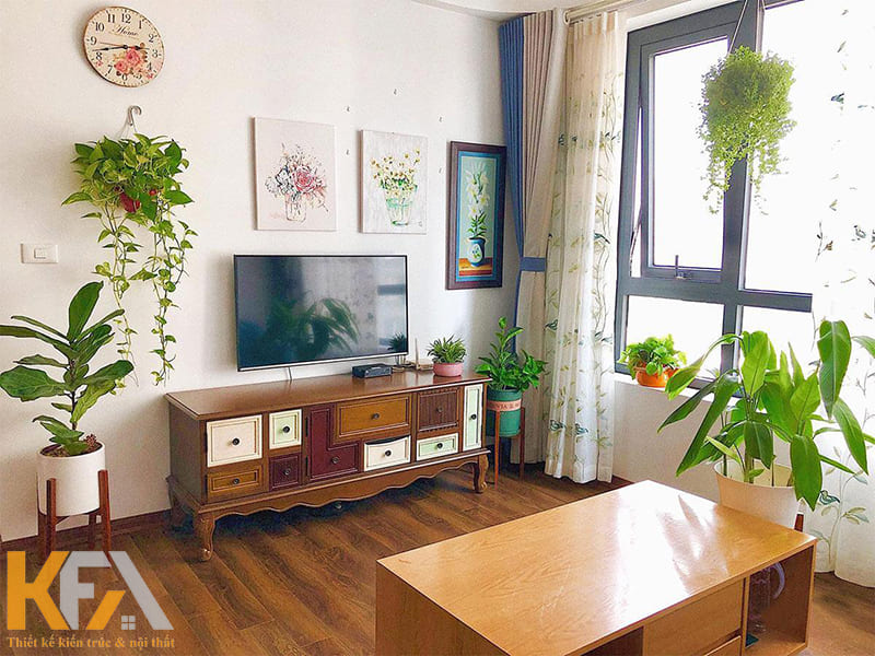 Trang trí phòng khách Vintage bằng cây xanh cũng là một ý tưởng được nhiều bạn trẻ yêu thích