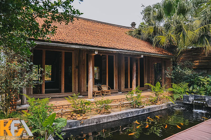Khung cảnh bình yên của một căn nhà mái ngói đỏ đậm chất cổ kính